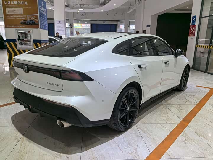 Фото 4 - Changan UNI-V