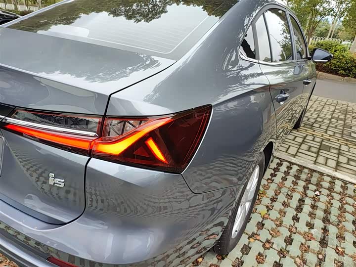 Фото 8 - Roewe i5