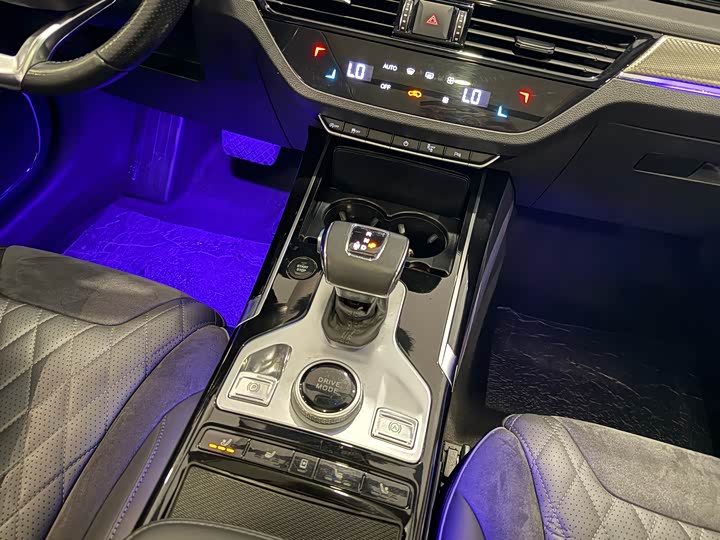 Фото 12 - Hongqi HS5