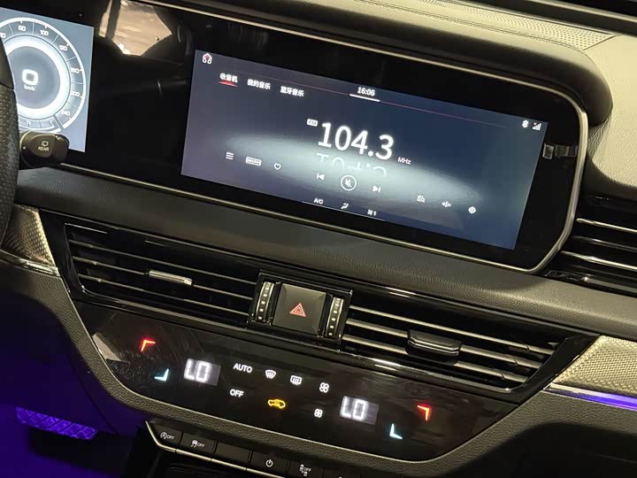 Фото 16 - Hongqi HS5