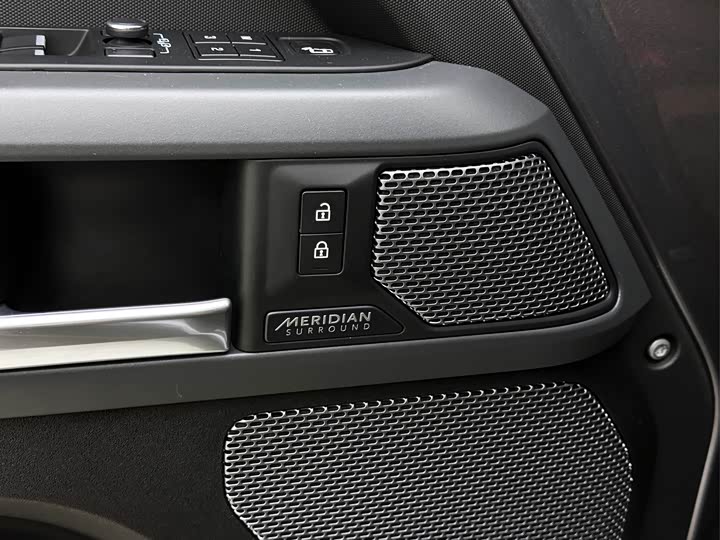 Фото 24 - Land Rover Defender