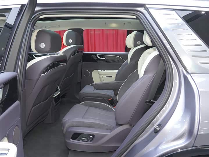 Фото 18 - Hongqi E-HS9