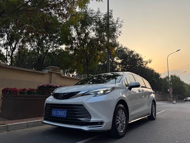 Фото 1 - Toyota Sienna