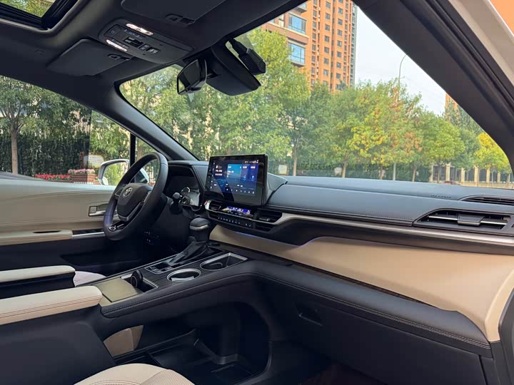 Фото 15 - Toyota Sienna