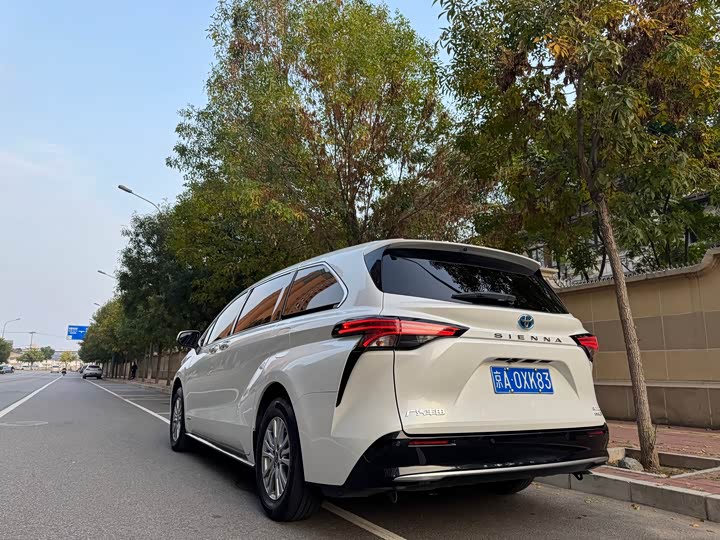 Фото 18 - Toyota Sienna