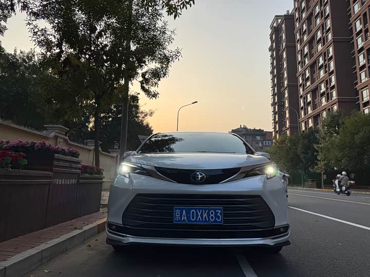 Фото 2 - Toyota Sienna