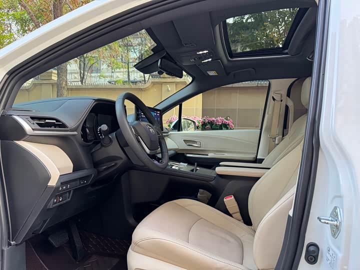 Фото 6 - Toyota Sienna