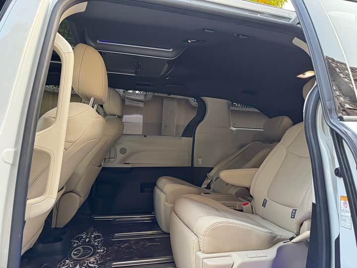 Фото 7 - Toyota Sienna