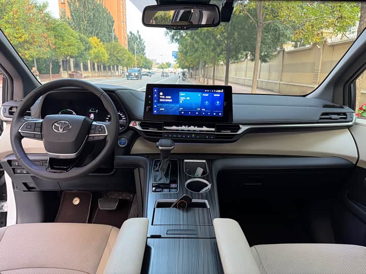 Фото 8 - Toyota Sienna