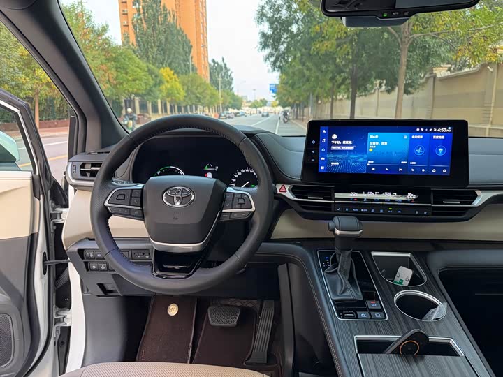 Фото 9 - Toyota Sienna