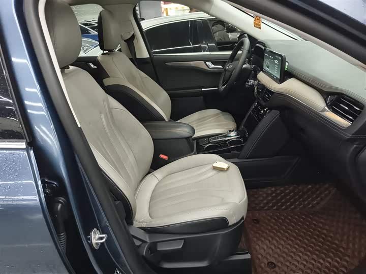 Фото 11 - Ford Escape