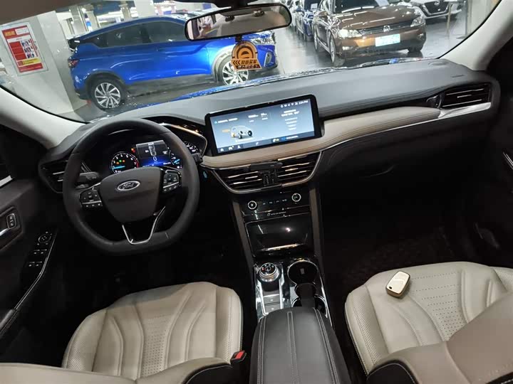 Фото 13 - Ford Escape