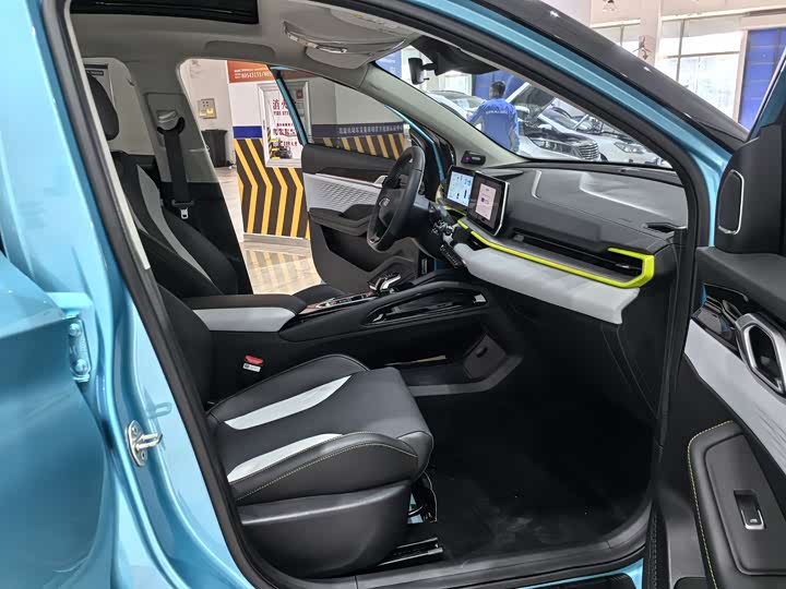 Фото 10 - Geely Coolray