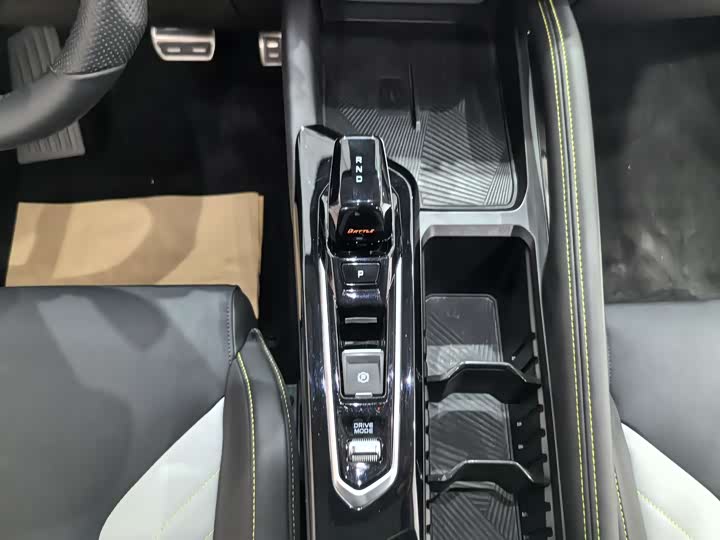 Фото 14 - Geely Coolray