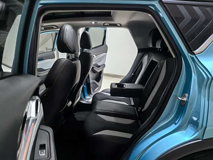 Фото 9 - Geely Coolray