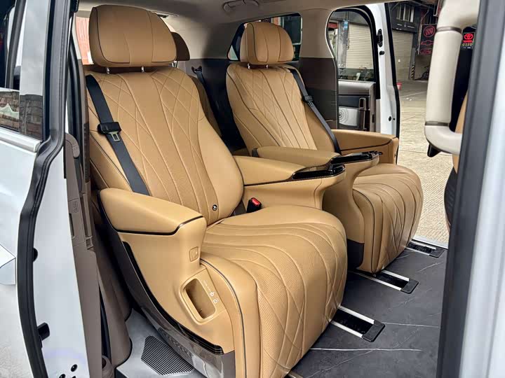 Фото 12 - Denza D9