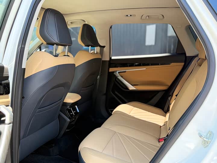 Фото 8 - Geely Atlas L