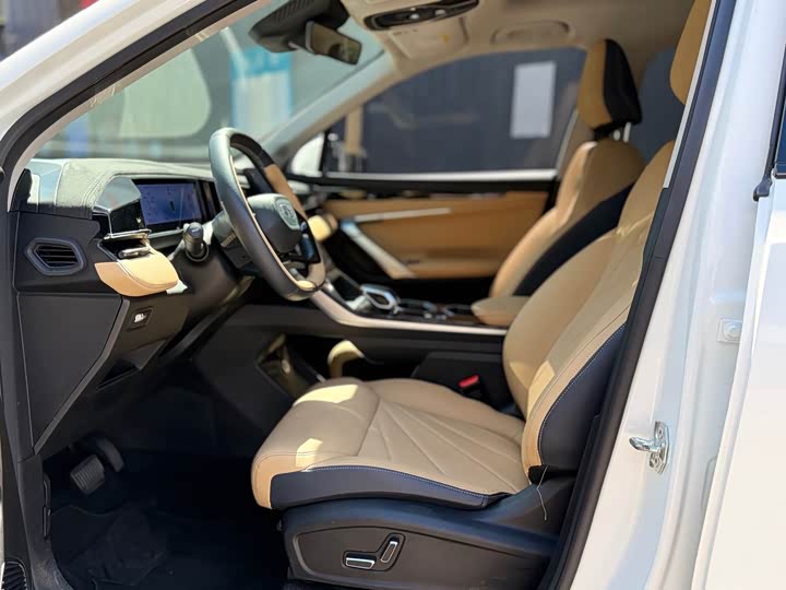 Фото 9 - Geely Atlas L