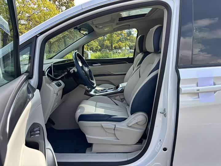 Фото 7 - Buick GL8 ES