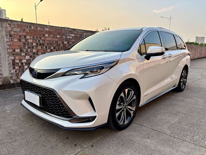 Фото 1 - Toyota Granvia