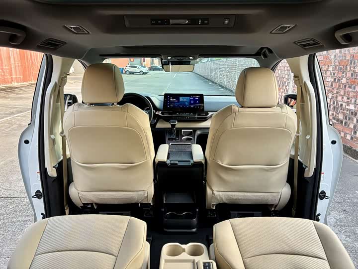 Фото 13 - Toyota Granvia