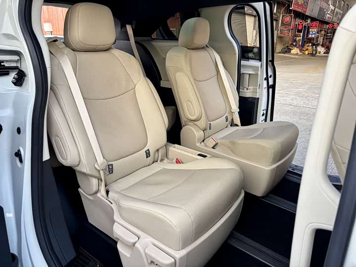 Фото 14 - Toyota Granvia