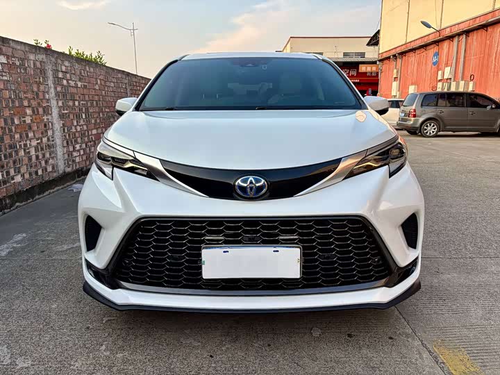 Фото 2 - Toyota Granvia