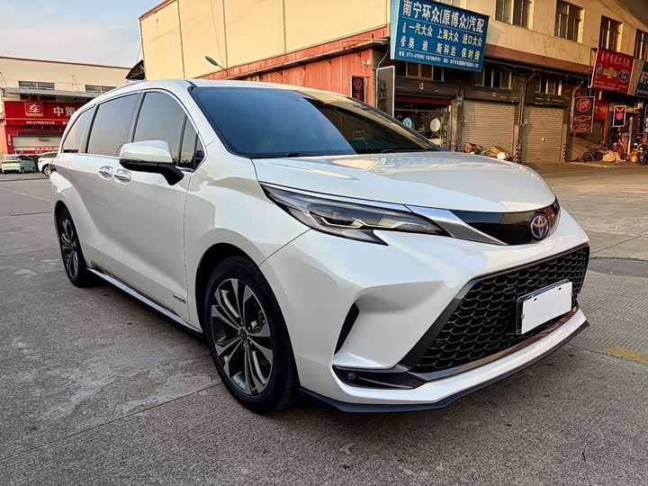 Фото 3 - Toyota Granvia