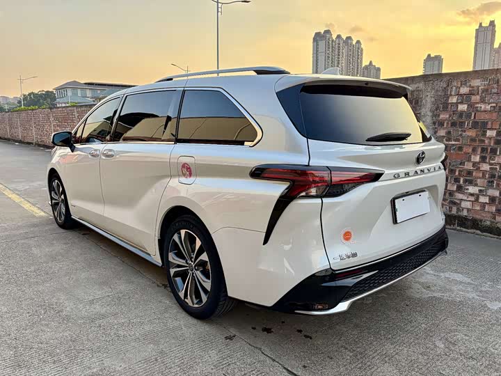 Фото 4 - Toyota Granvia