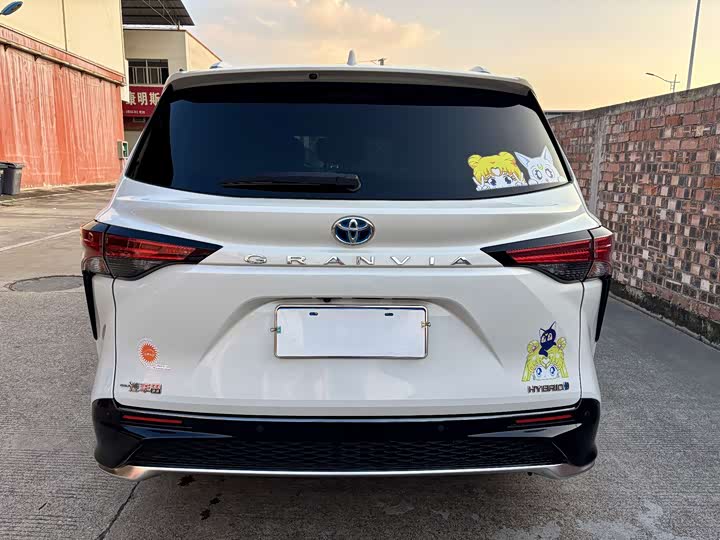 Фото 5 - Toyota Granvia