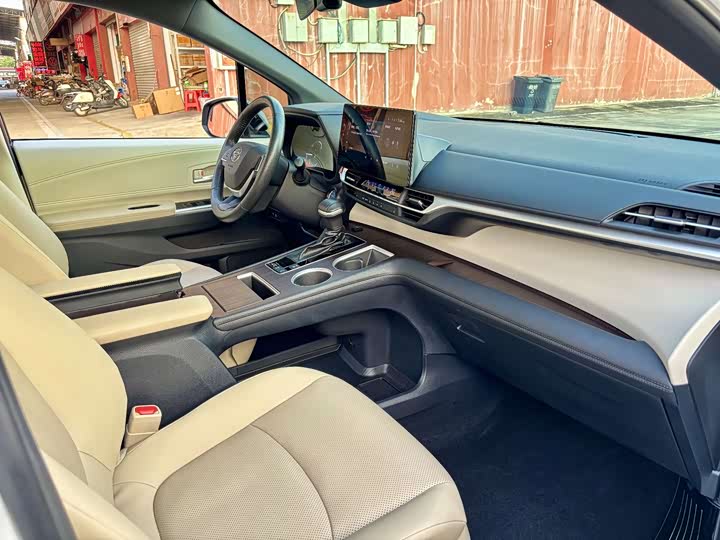 Фото 9 - Toyota Granvia