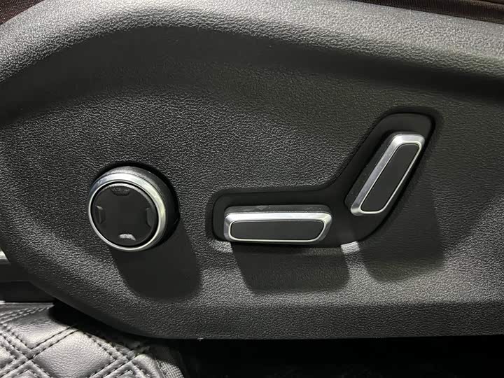 Фото 11 - Geely Monjaro