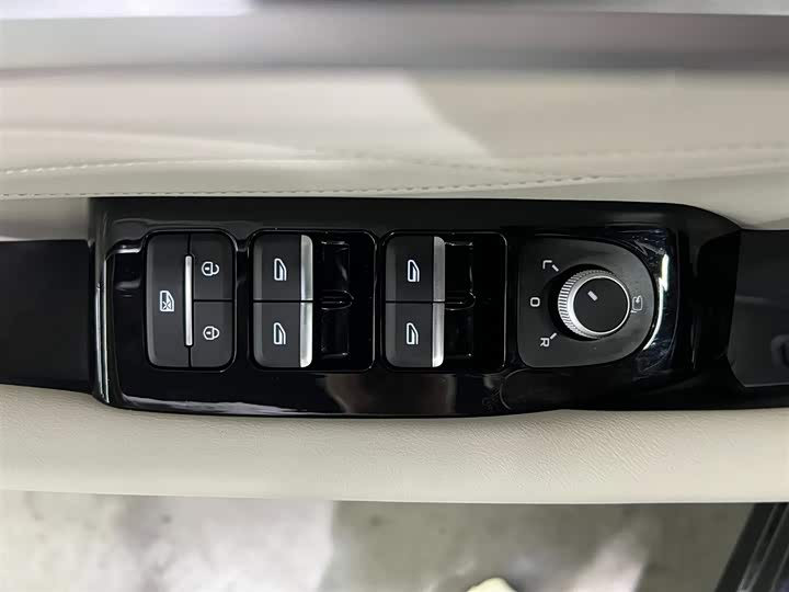 Фото 12 - Geely Monjaro