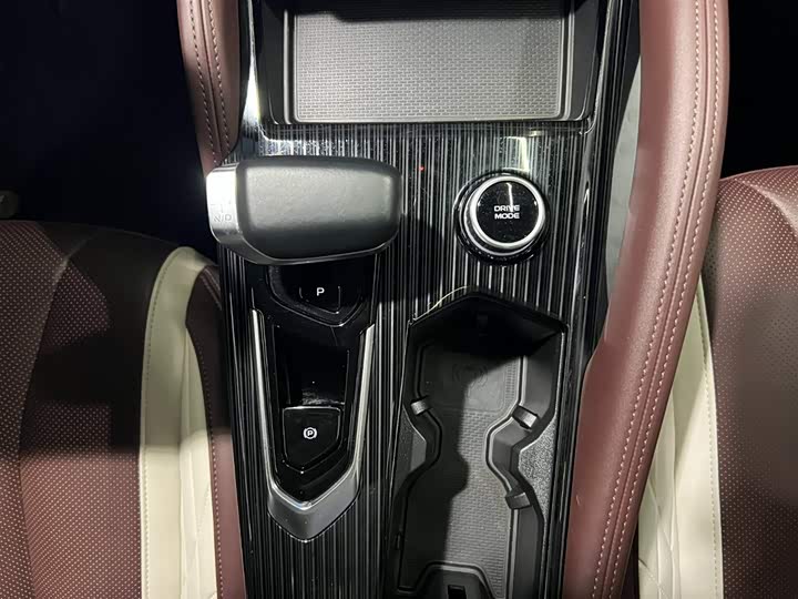 Фото 16 - Geely Monjaro