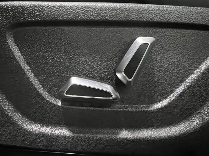 Фото 10 - Geely Coolray