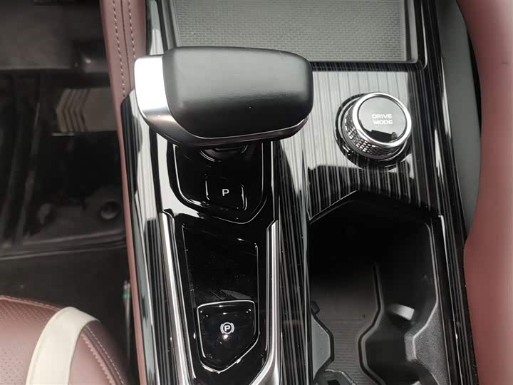 Фото 14 - Geely Monjaro