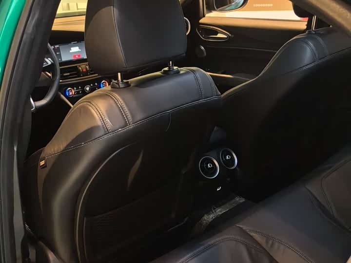 Фото 8 - Alfa Romeo Giulia