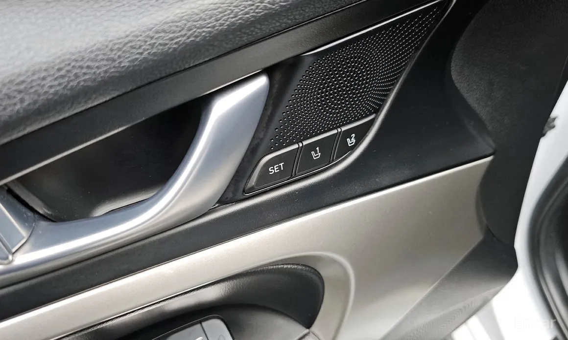 Фото 18 - Genesis G70