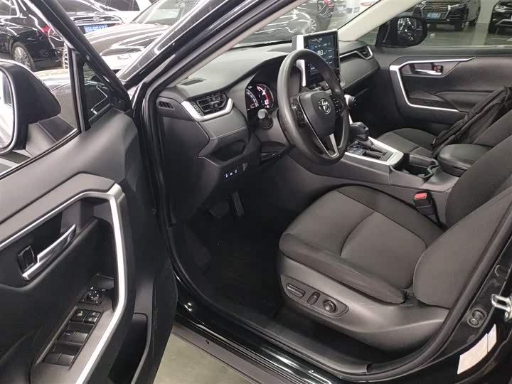 Фото 16 - Toyota RAV4