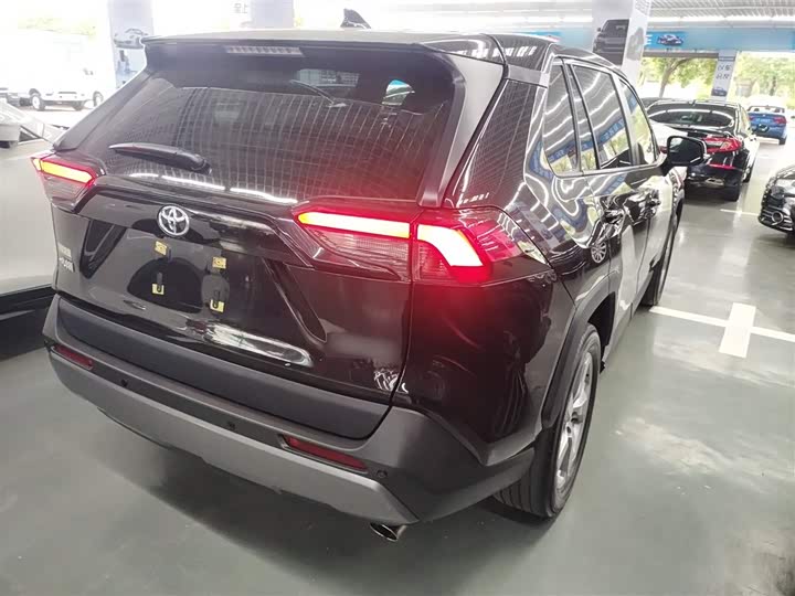 Фото 7 - Toyota RAV4