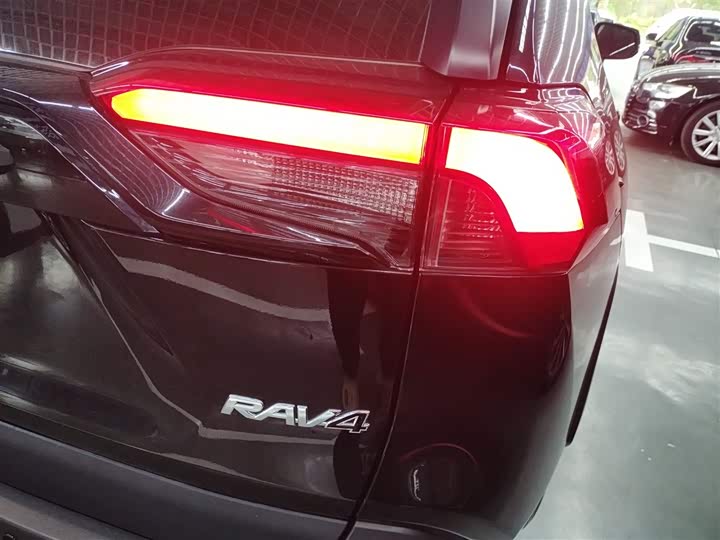 Фото 8 - Toyota RAV4