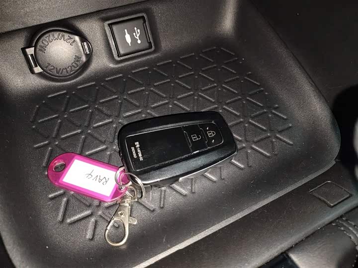 Фото 9 - Toyota RAV4