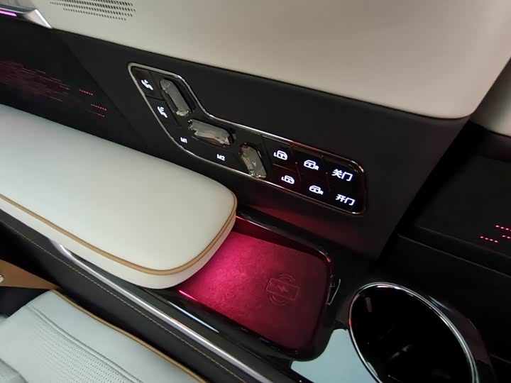 Фото 14 - Zeekr 009