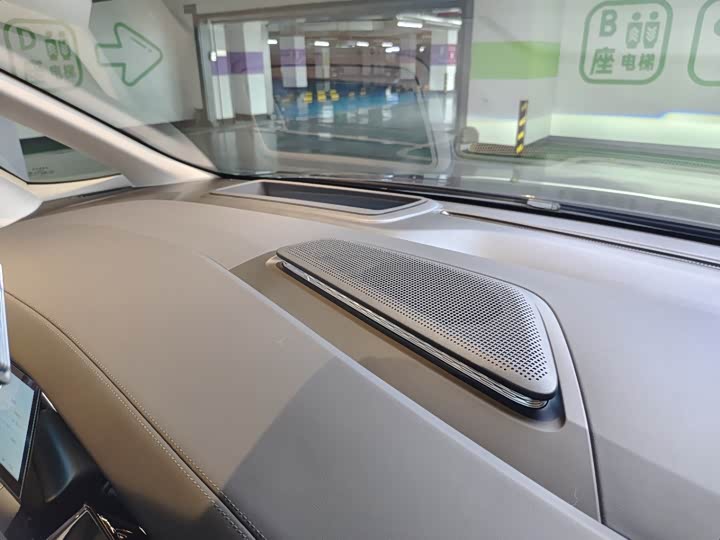 Фото 23 - Zeekr 009