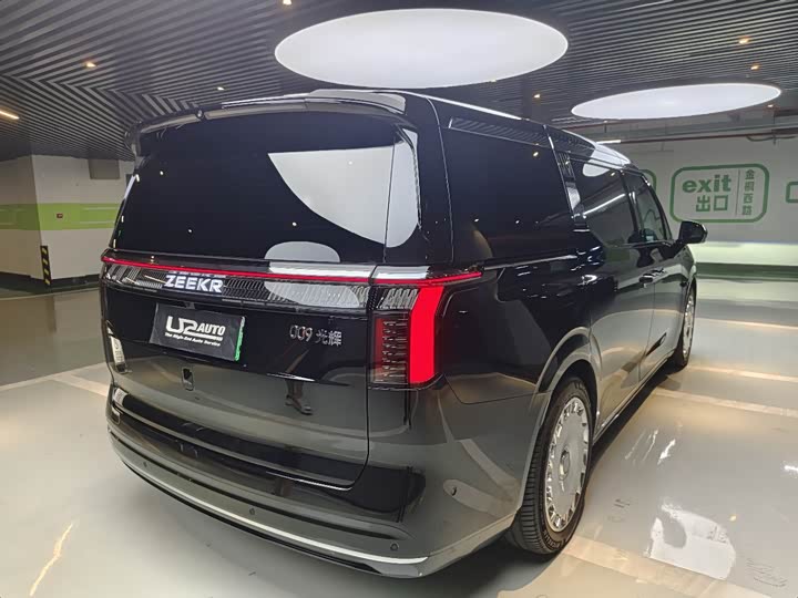 Фото 24 - Zeekr 009