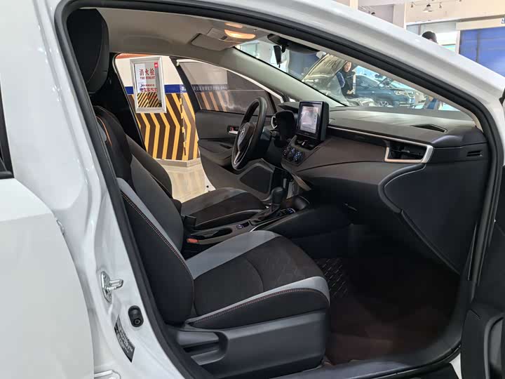 Фото 10 - Toyota Corolla