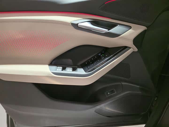 Фото 15 - Audi Q6L e-tron