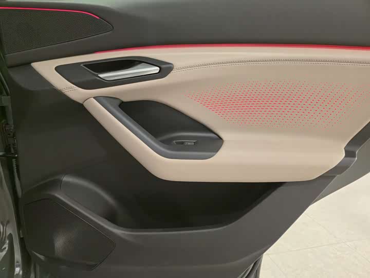 Фото 20 - Audi Q6L e-tron