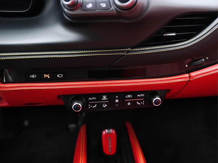 Фото 10 - Ferrari F8