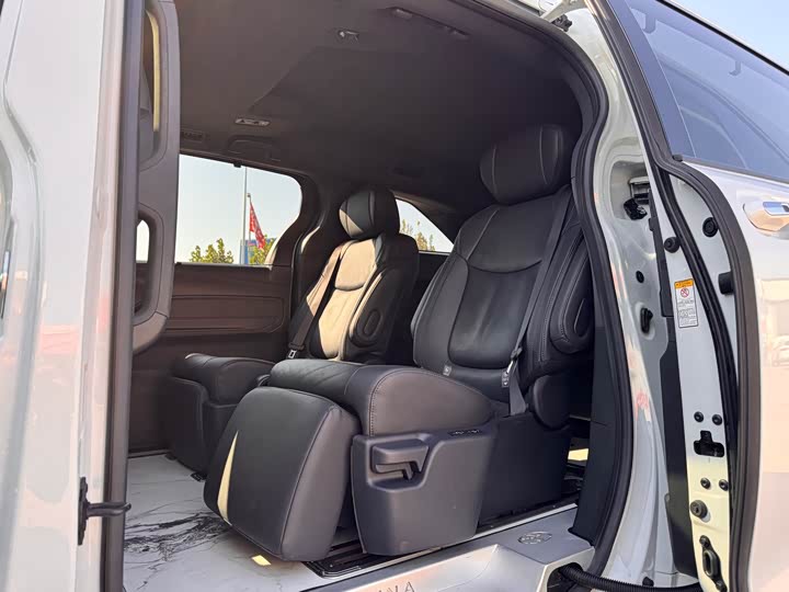 Фото 7 - Toyota Sienna